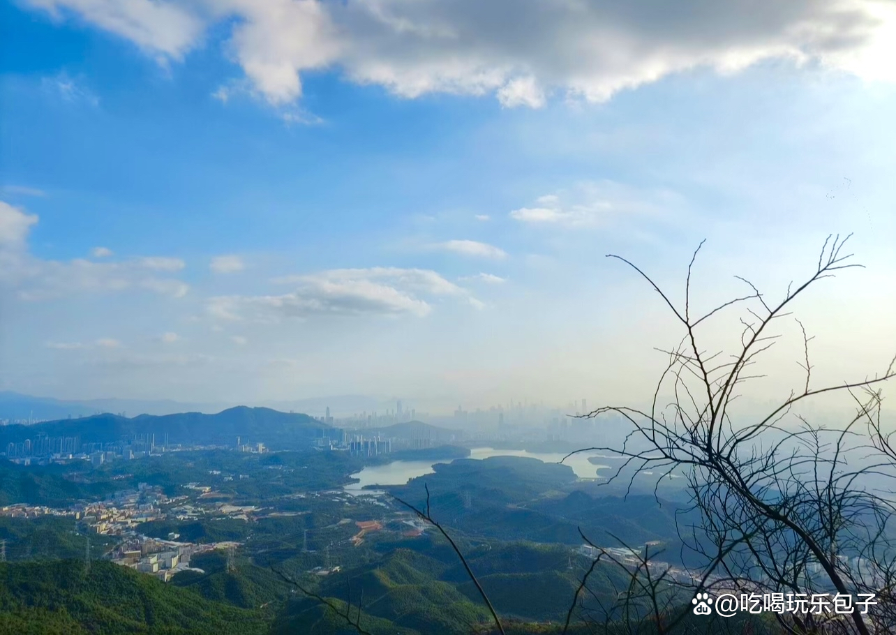 广东深圳奇峰，自然与现代都市的和谐交融